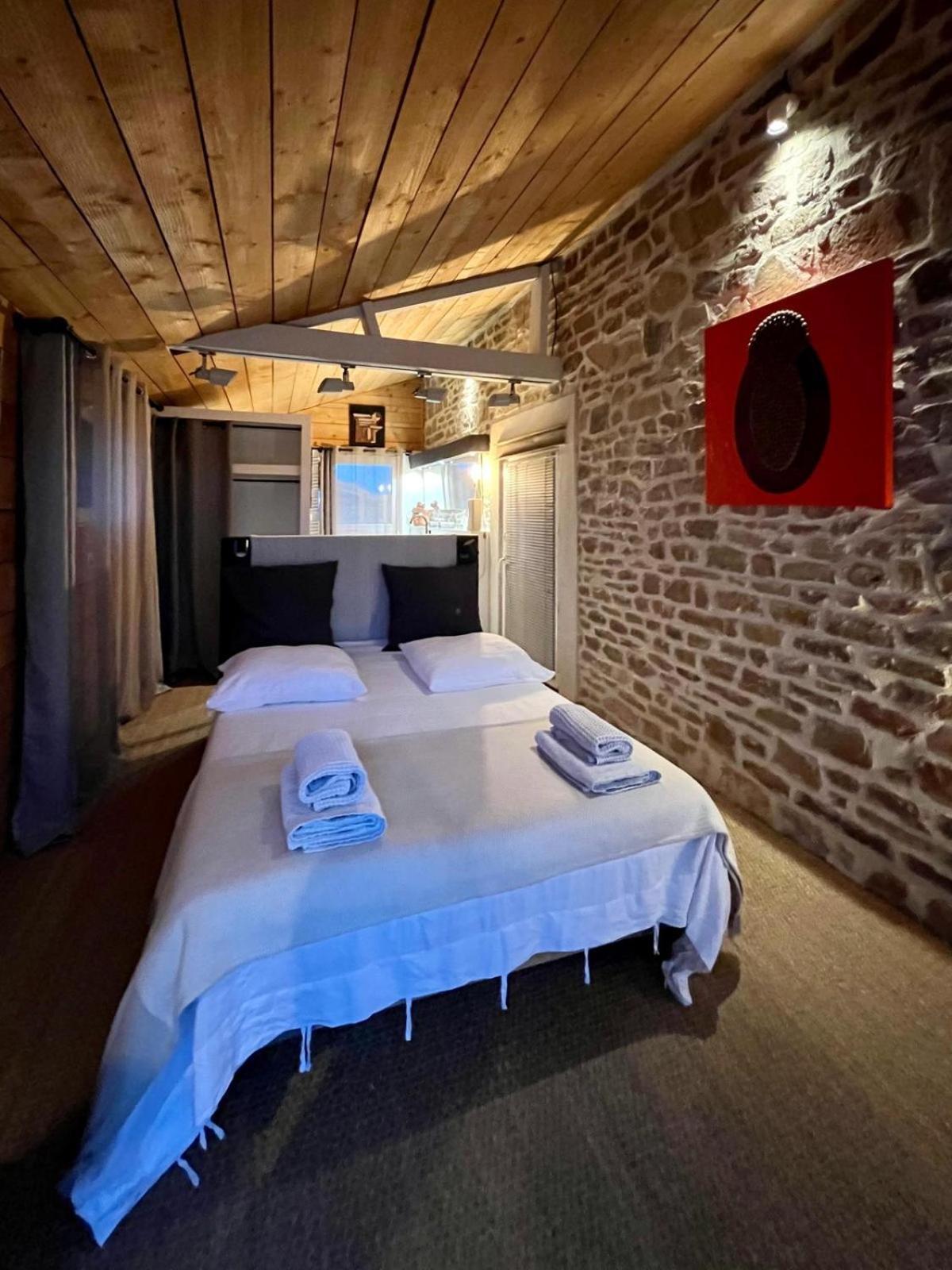 Galerie, Tumulus De La Hogue Hotell Fontenay-le-Marmion Eksteriør bilde